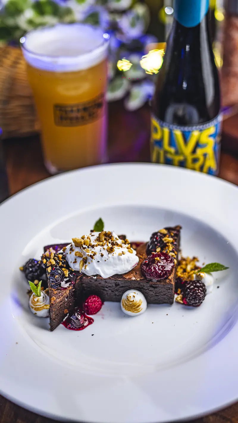Brownie con frutos rojos y helado