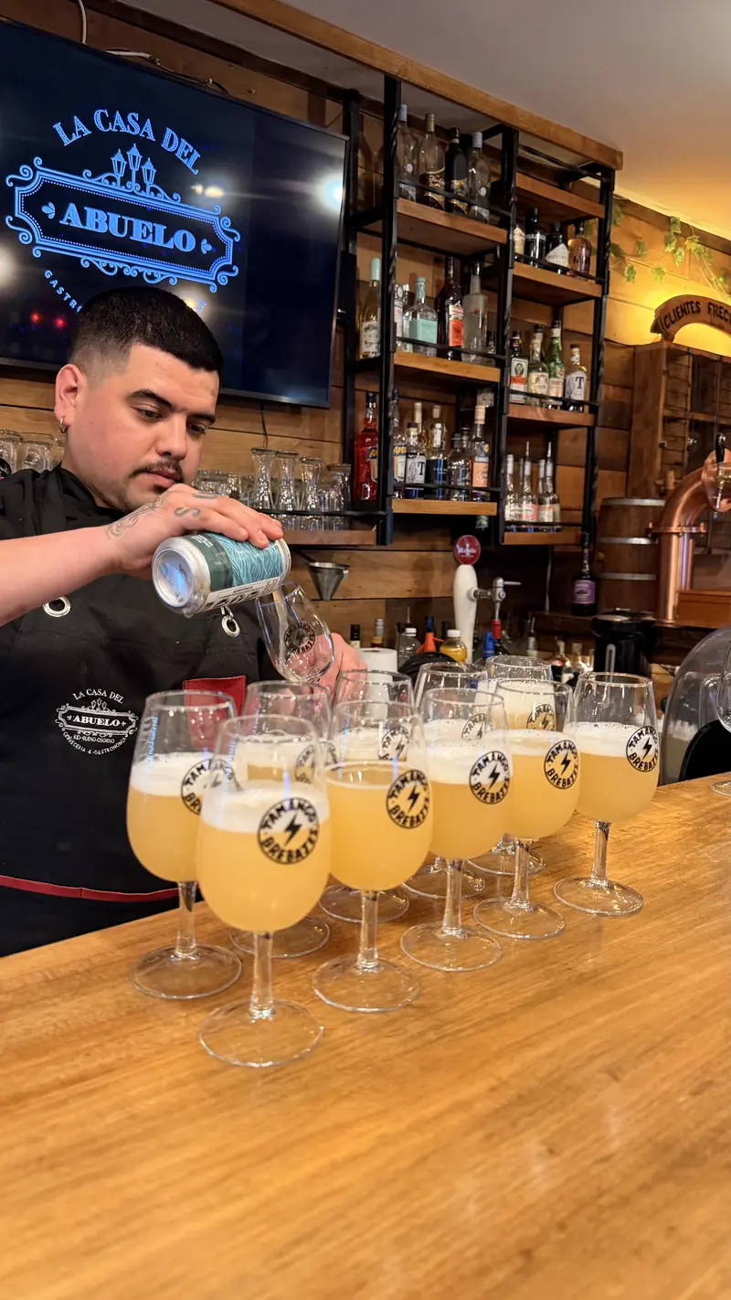 Barra sirviendo cerveza artesanal