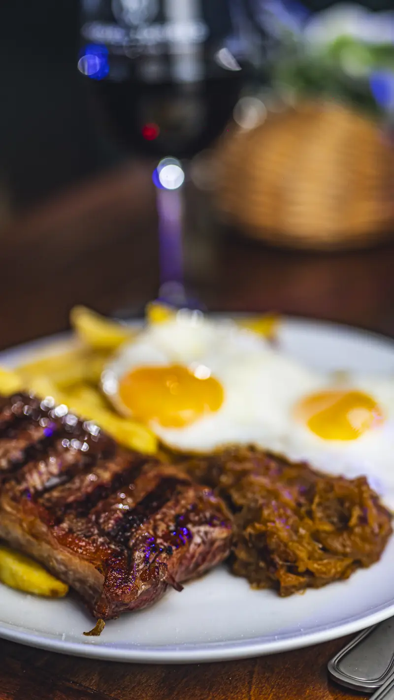 Corte a la parrilla con huevo y papas fritas