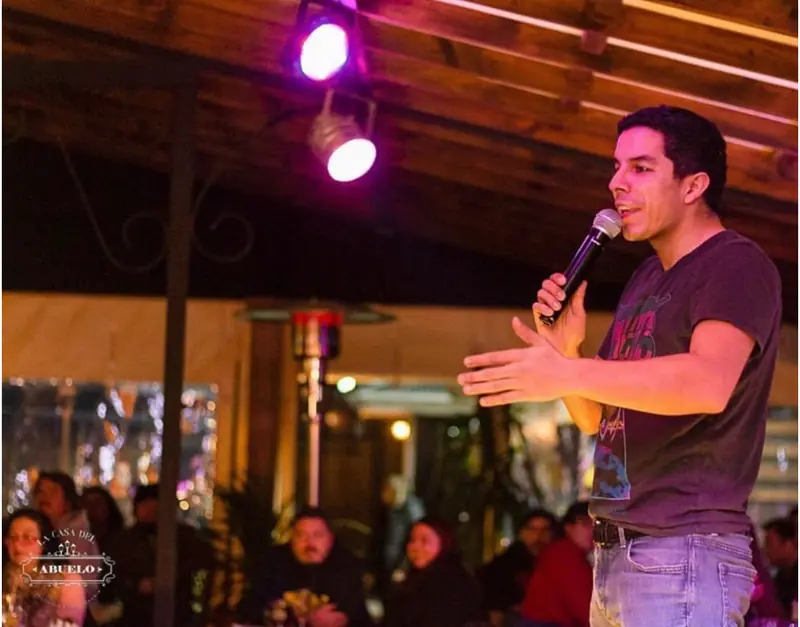 Show en vivo, con el público de espaldas