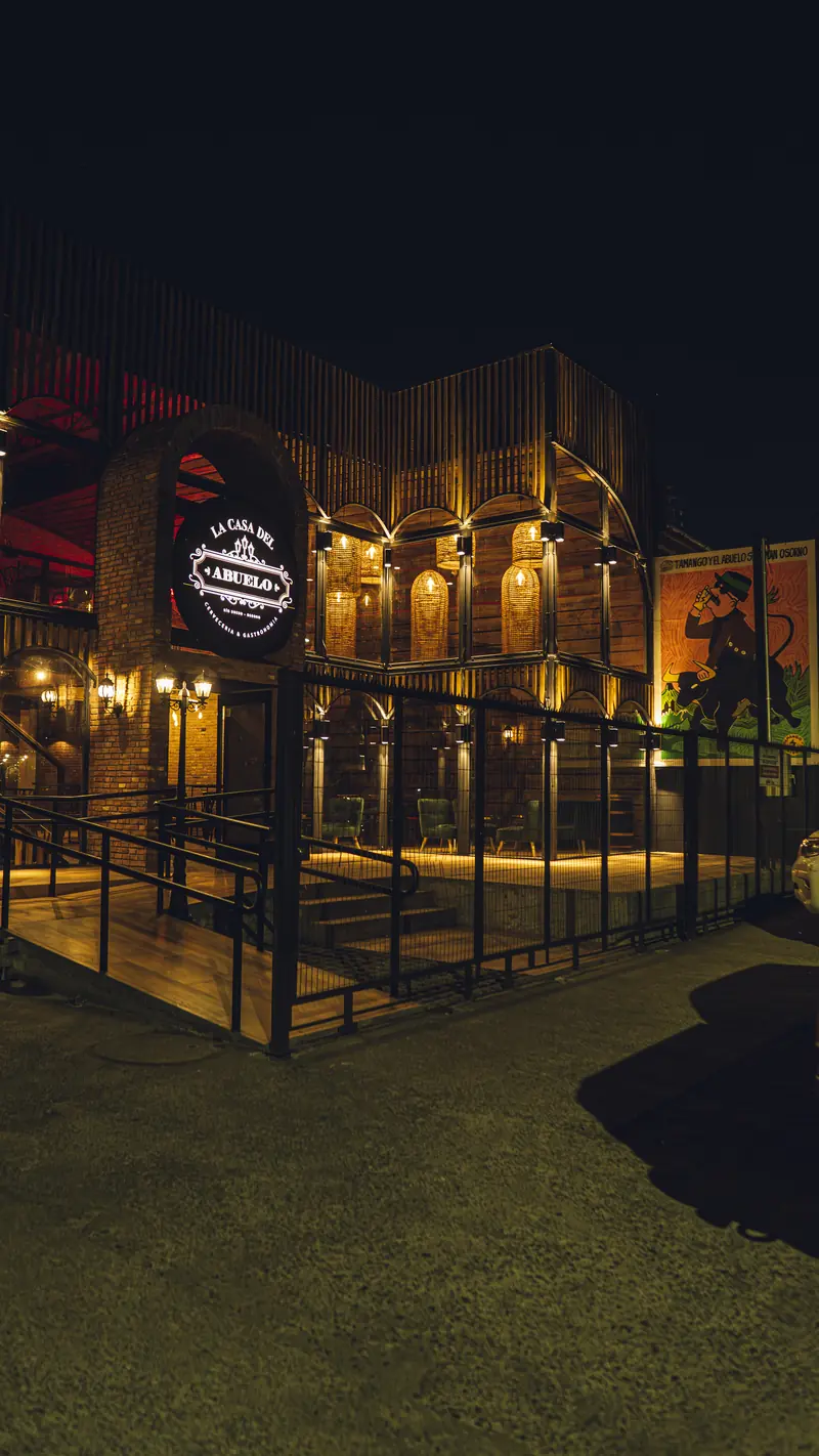 La Casa del Abuelo Osorno, de noche