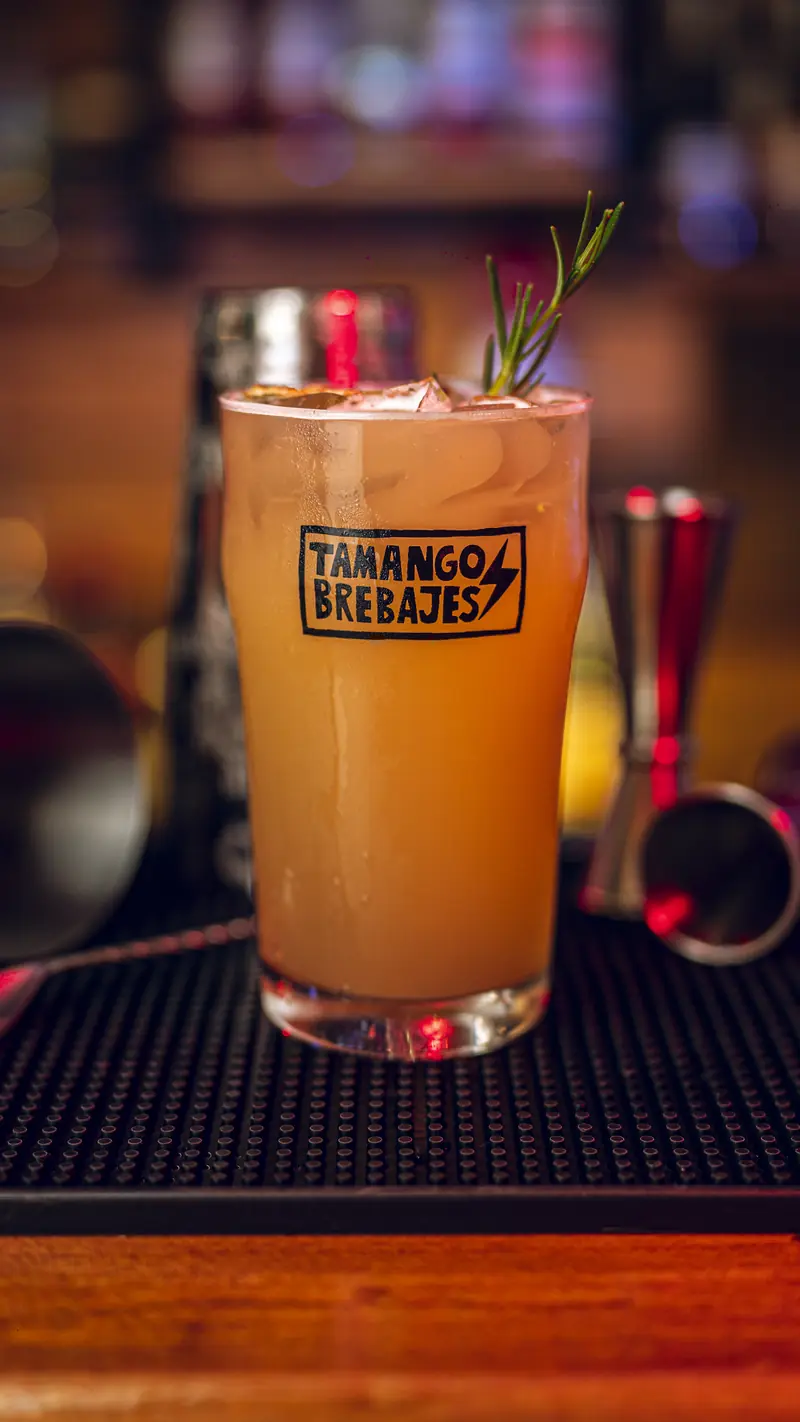 Cóctel Hop Collins servido en la barra