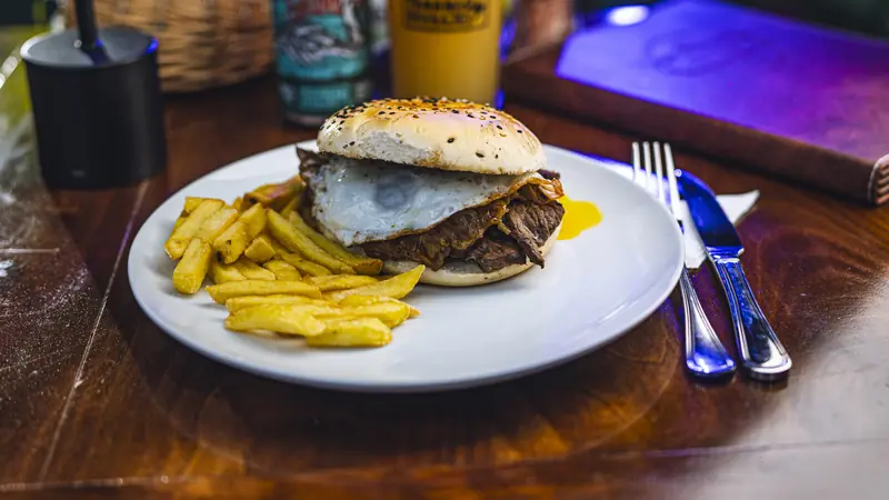 Sándwich a lo pobre con huevo frito