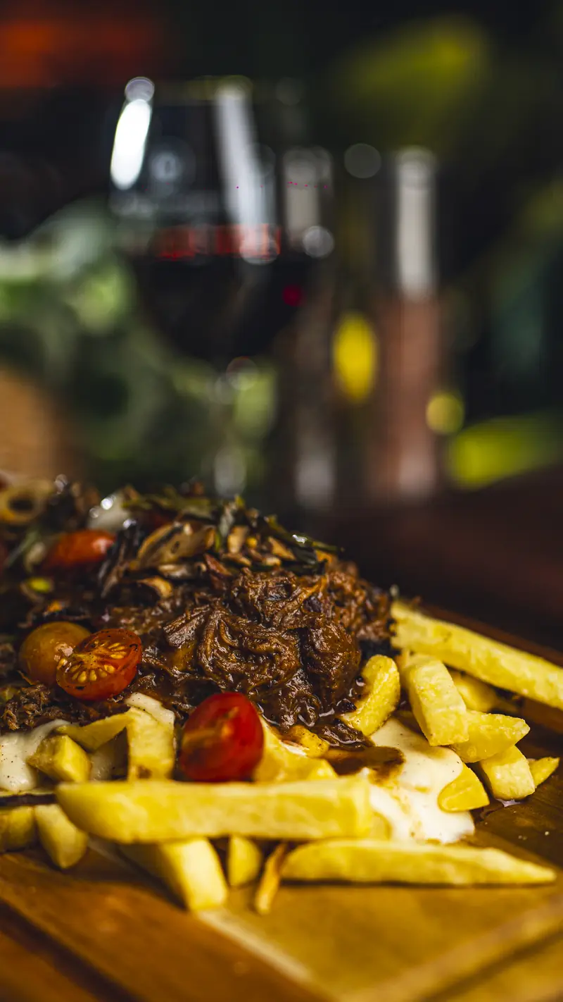 Tabla mechada sobre papas fritas